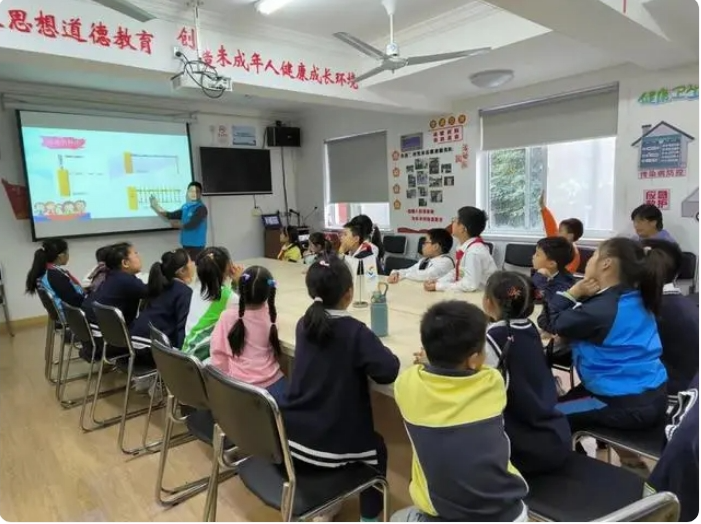 上海宝山举办少儿人工智能机器人编程活动，教育孩子提高安全意识