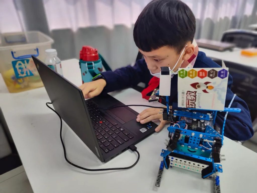 正在进行机器人编程的科技少年
