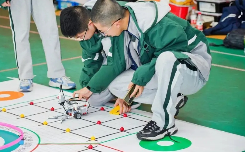 杭州市举办中小学生机器人科技竞赛，530位选手激烈角逐!